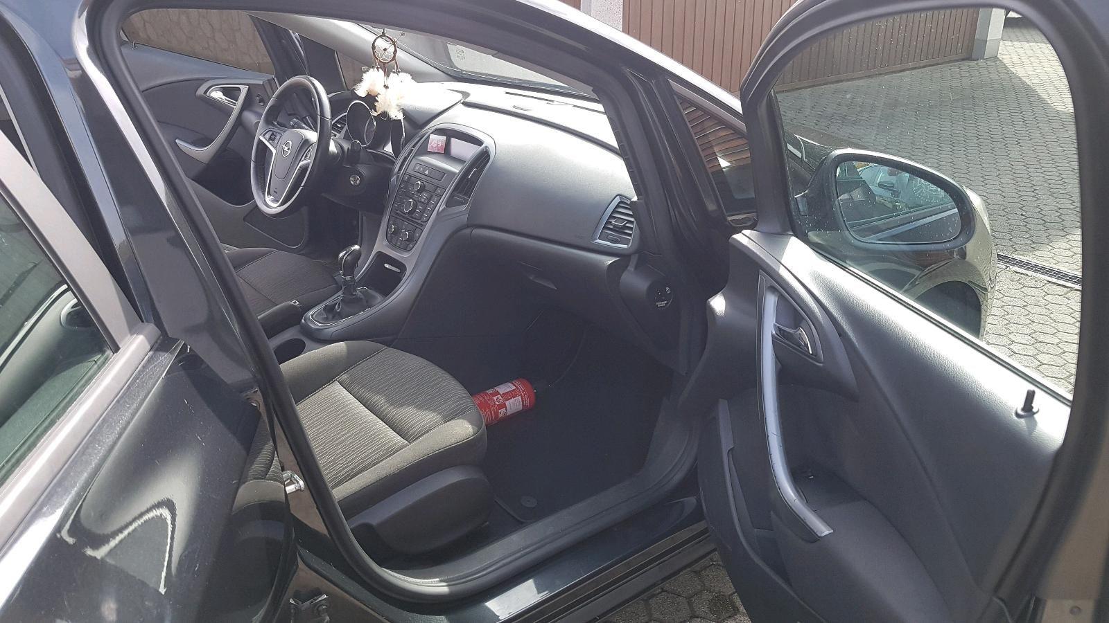 Opel Astra 2013 — photo 10