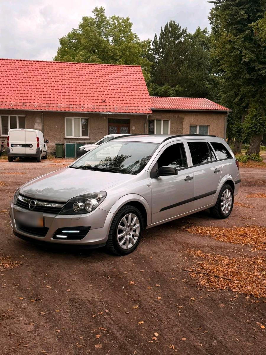 Opel Astra 2006 — rear view