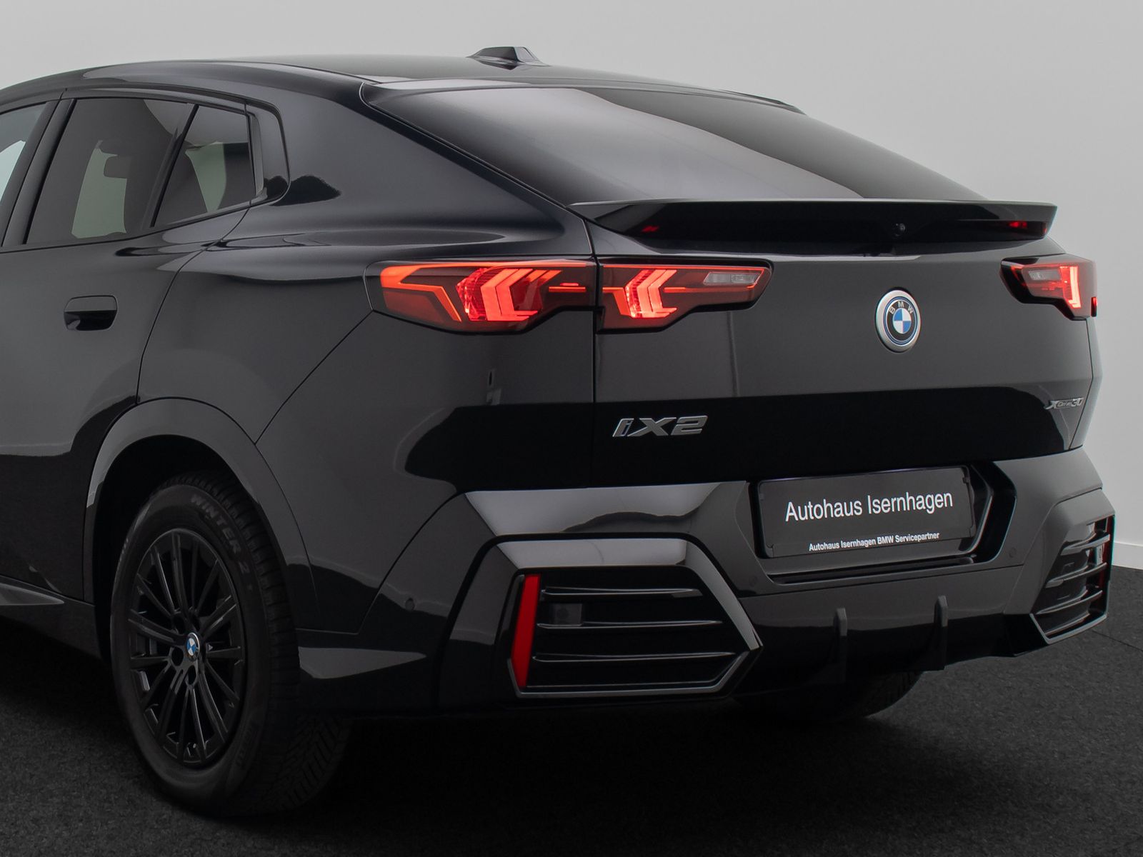 Fahrzeugabbildung BMW iX2 xD30 M Sport 360&deg;HUD DAB H/K Komfort AHK ACC