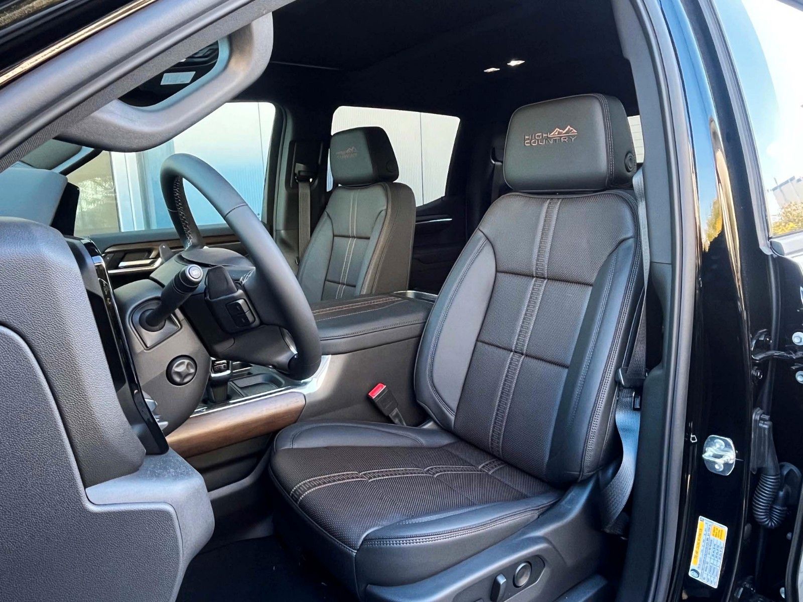 Vehicle photo 11