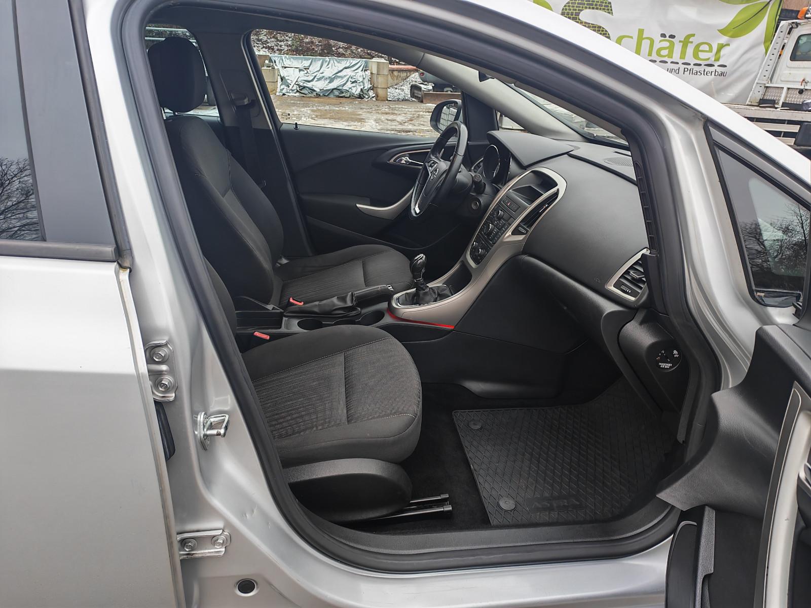 Opel Astra 2011 — photo 21