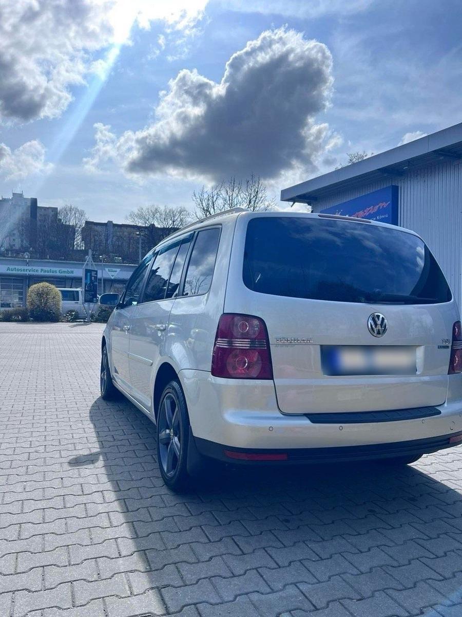 Volkswagen Touran 2008 — салон