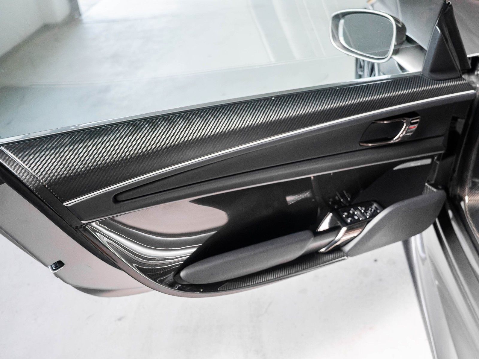 Porsche 918 Spyder LIQUID  METAL SILBER 1. Hand 8