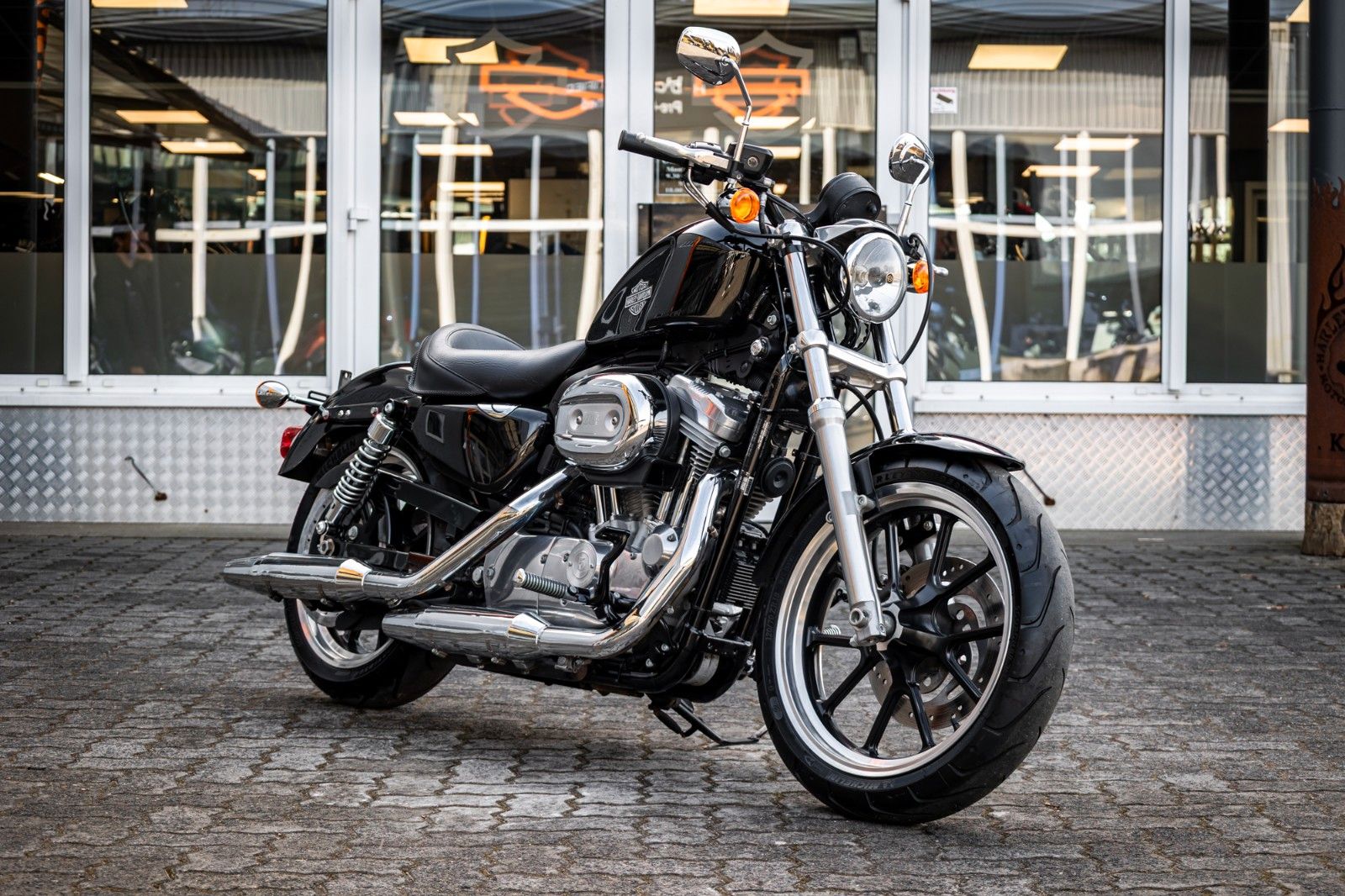 Fahrzeugabbildung Harley-Davidson XL883L SUPERLOW SPORTSTER - VIVID BLACK