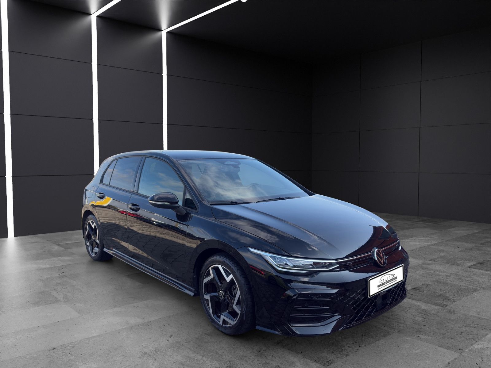 Fahrzeugabbildung Volkswagen Golf VIII R-Line/ACC/Navi/Ambiente/Apple CarPlay