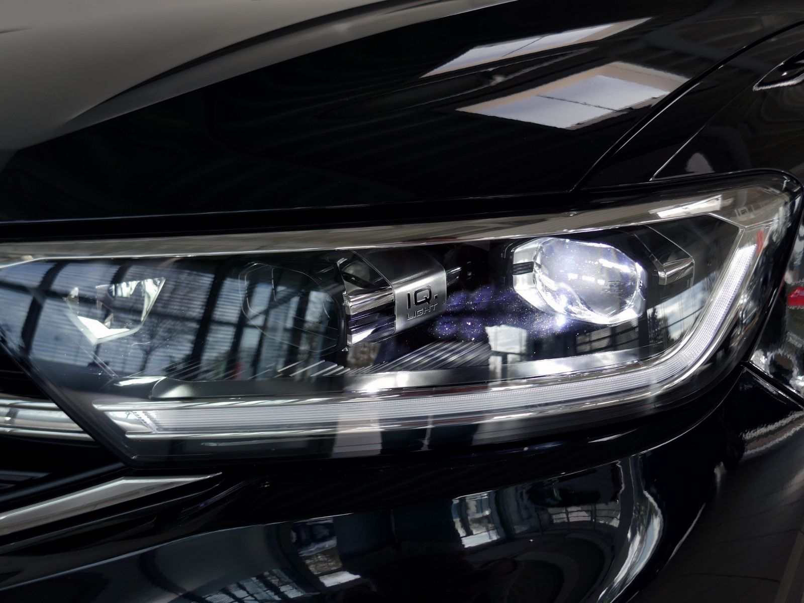 Fahrzeugabbildung Volkswagen T-Roc R-Line 1.5 TSI DSG | LED AHK RFK ACC