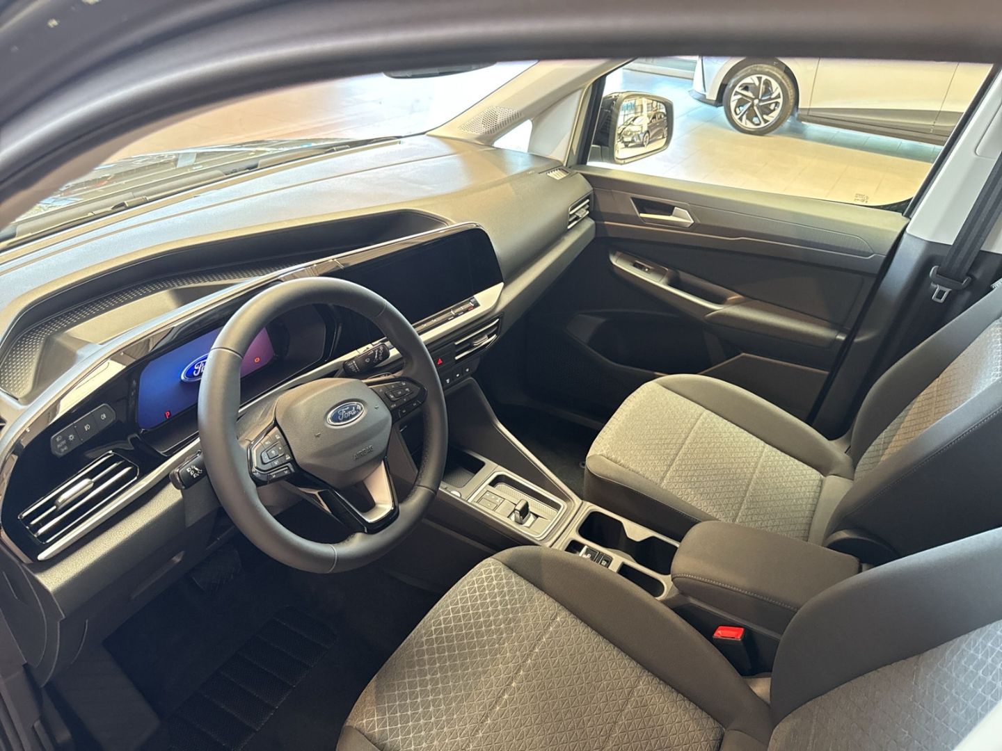 Fahrzeugabbildung Ford Tourneo Connect PHEV Titanium Digitales Cockpit