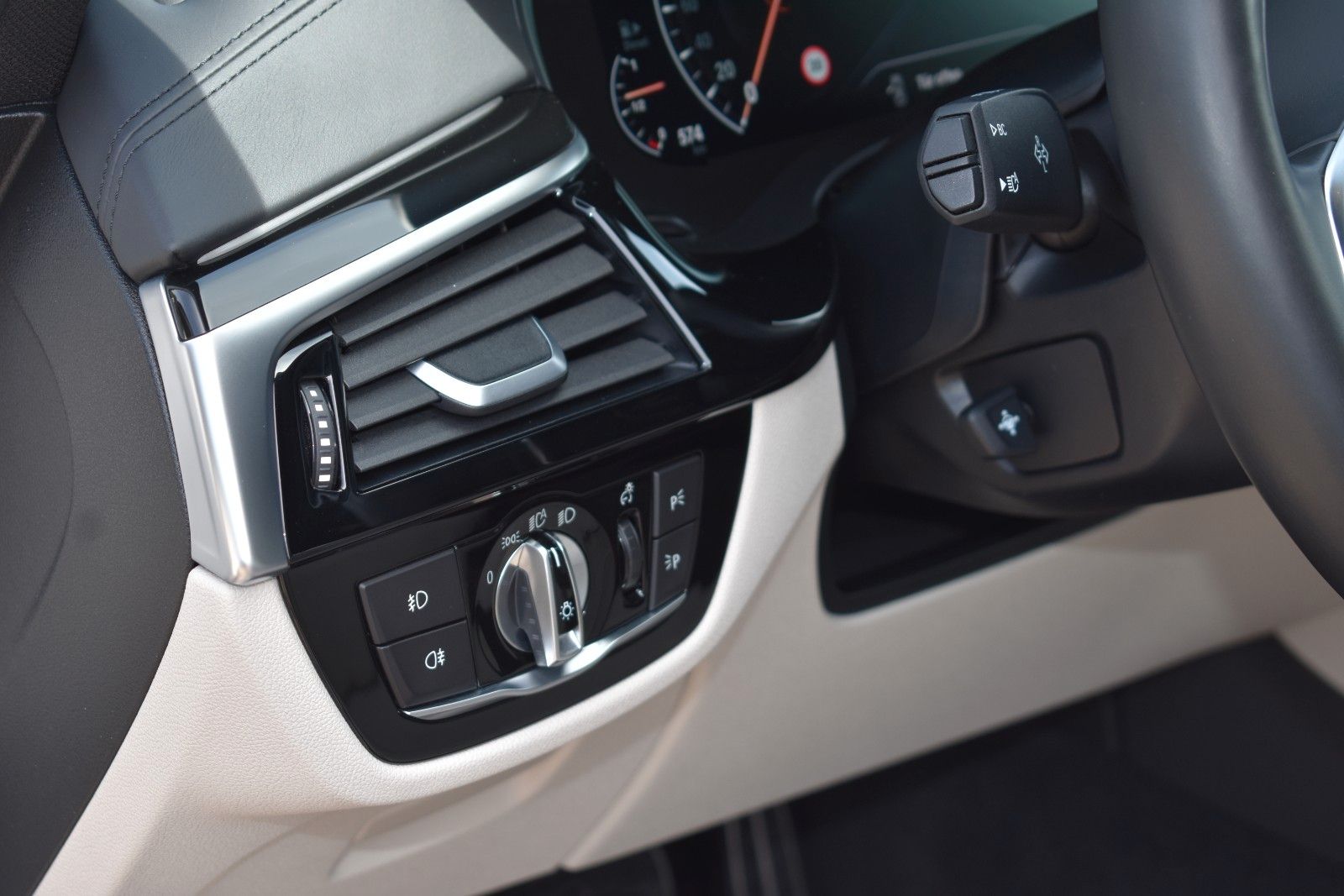 Fahrzeugabbildung BMW 530d Touring xDrive M Sport HUD AHK H&K Panorama
