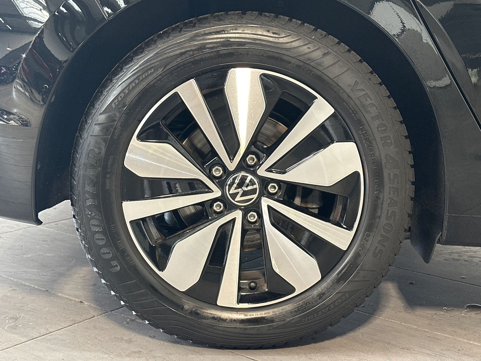 Fahrzeugabbildung Volkswagen Golf VIII 2.0 TDI DSG MOVE NAV+LED+PANO+AHK+HUD