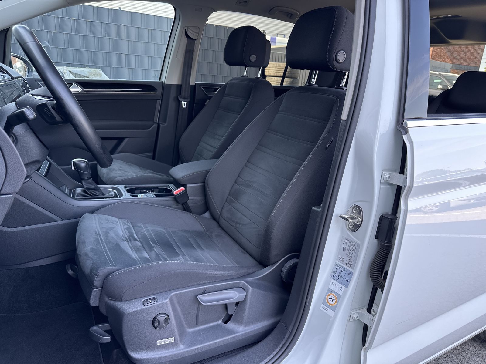 Fahrzeugabbildung Volkswagen Touran 2.0 TDI DSG 7-Sitzer HL NAV+LED+ACC+KAM