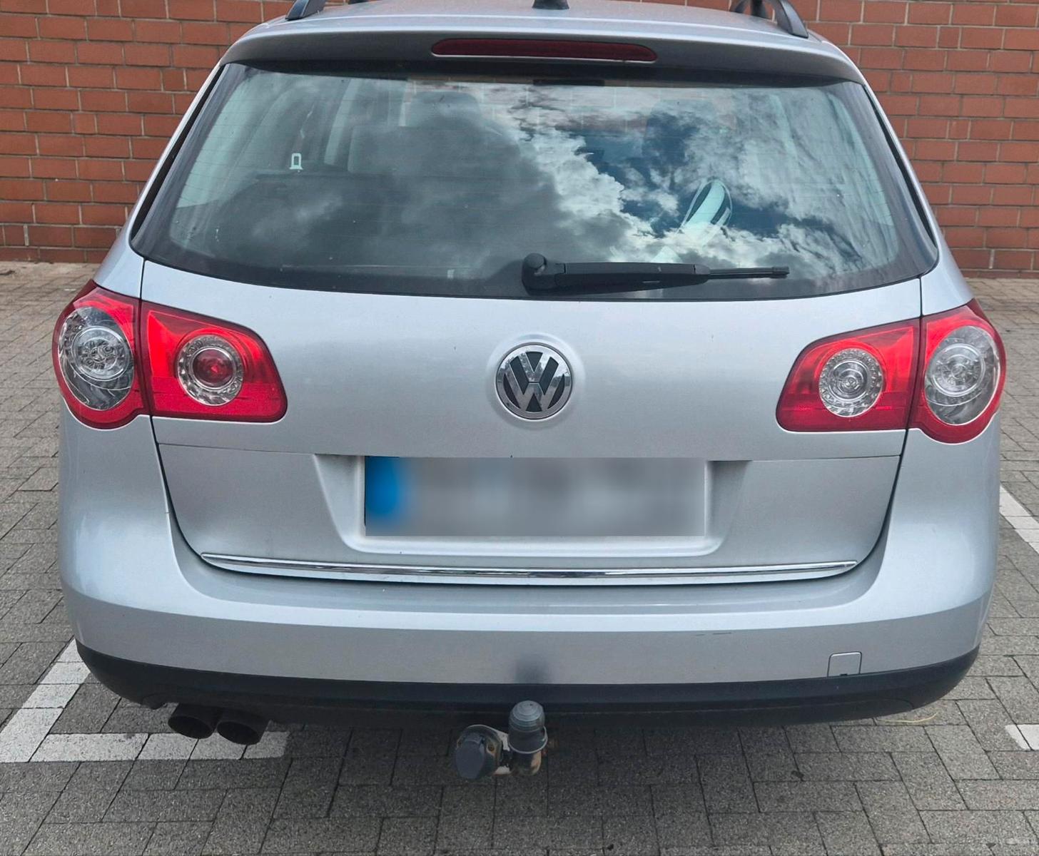 Volkswagen Passat 2010 — rear view