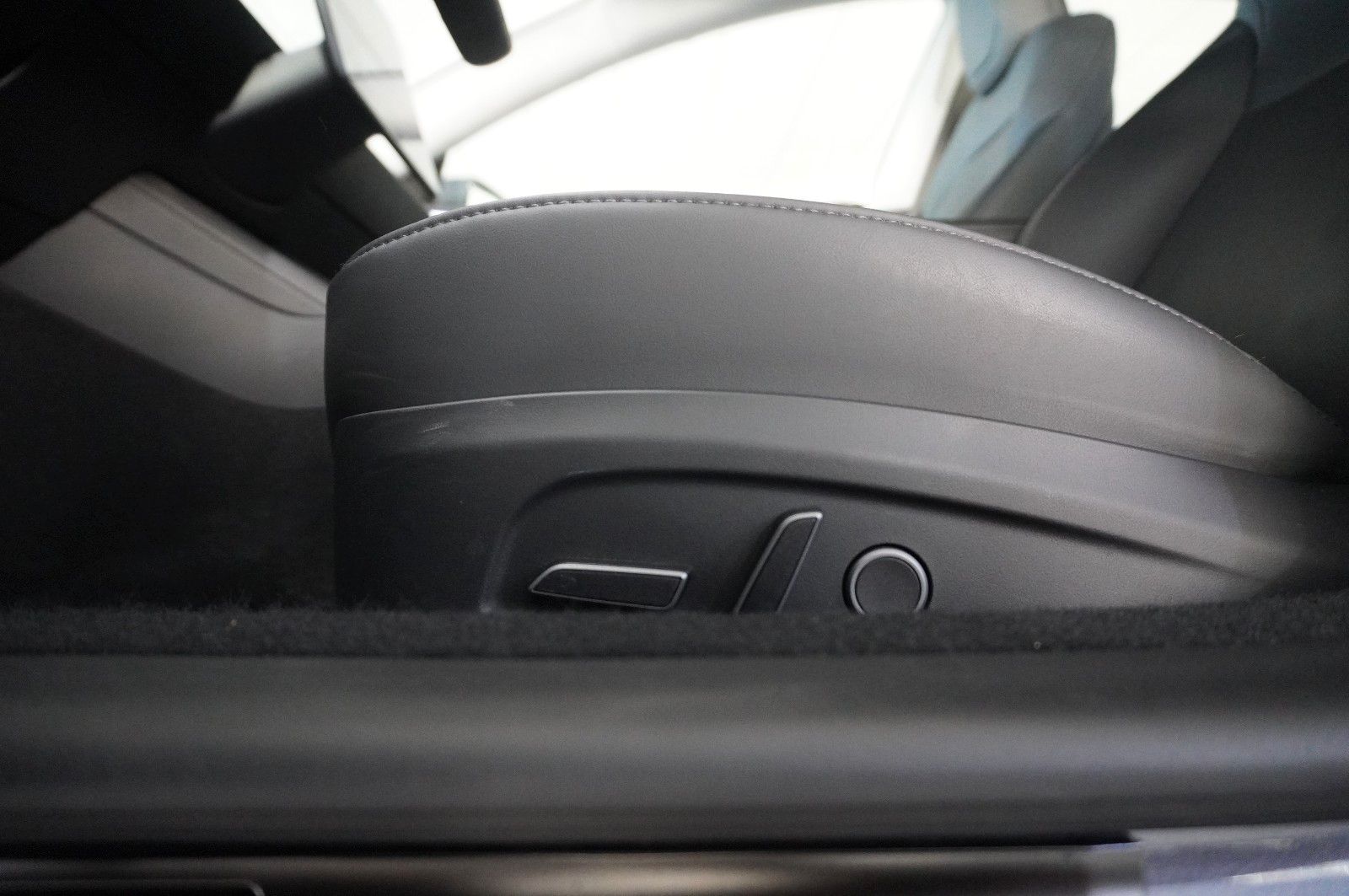 Fahrzeugabbildung Tesla Model 3 Standard Range RWD  NAVI/KAMERA/SH/PILOT