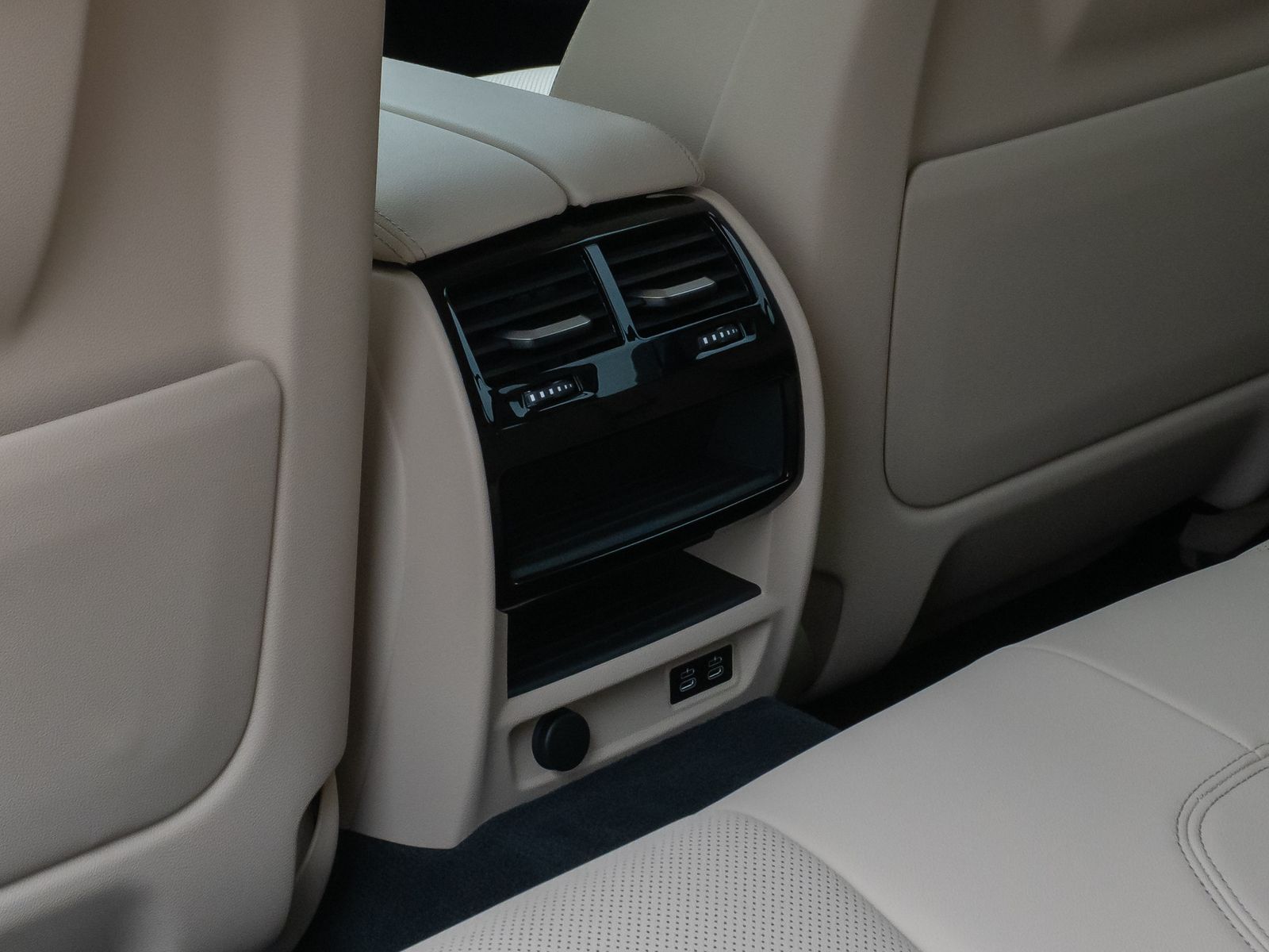 Fahrzeugabbildung BMW 520d Kamera HUD DAB CockPitPro Sitzhzg Alarm LED