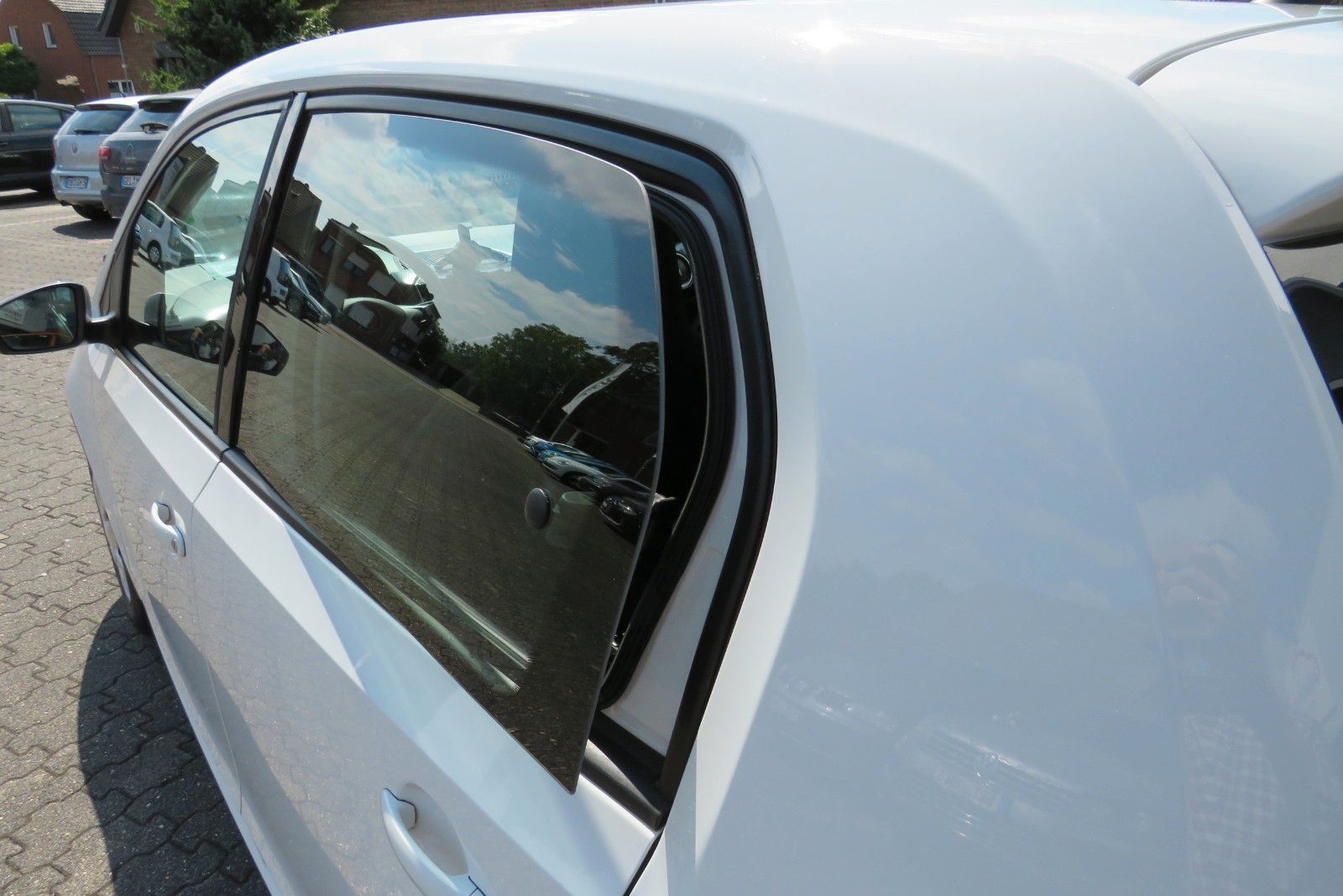 Fahrzeugabbildung Volkswagen up! 4 TÜREN KLIMA TELVOR DAB KAMERA PDC GRA 1.H