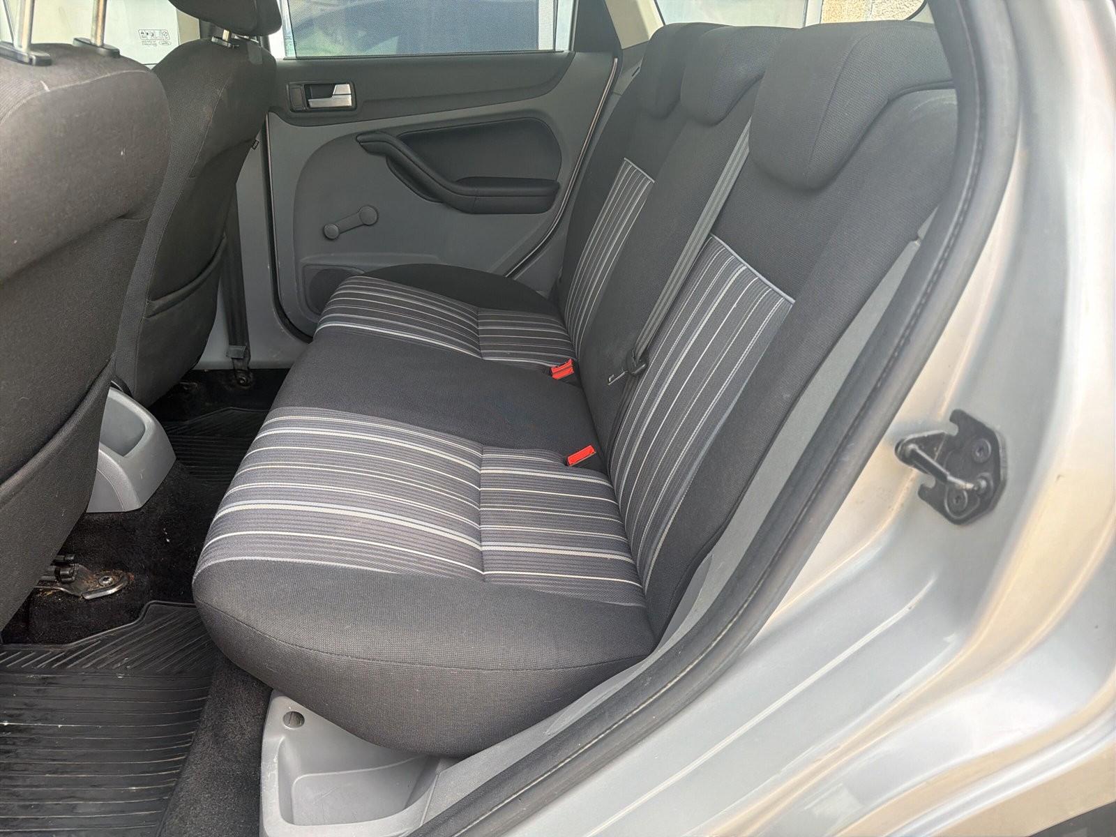 Ford Focus 2009 — photo 16