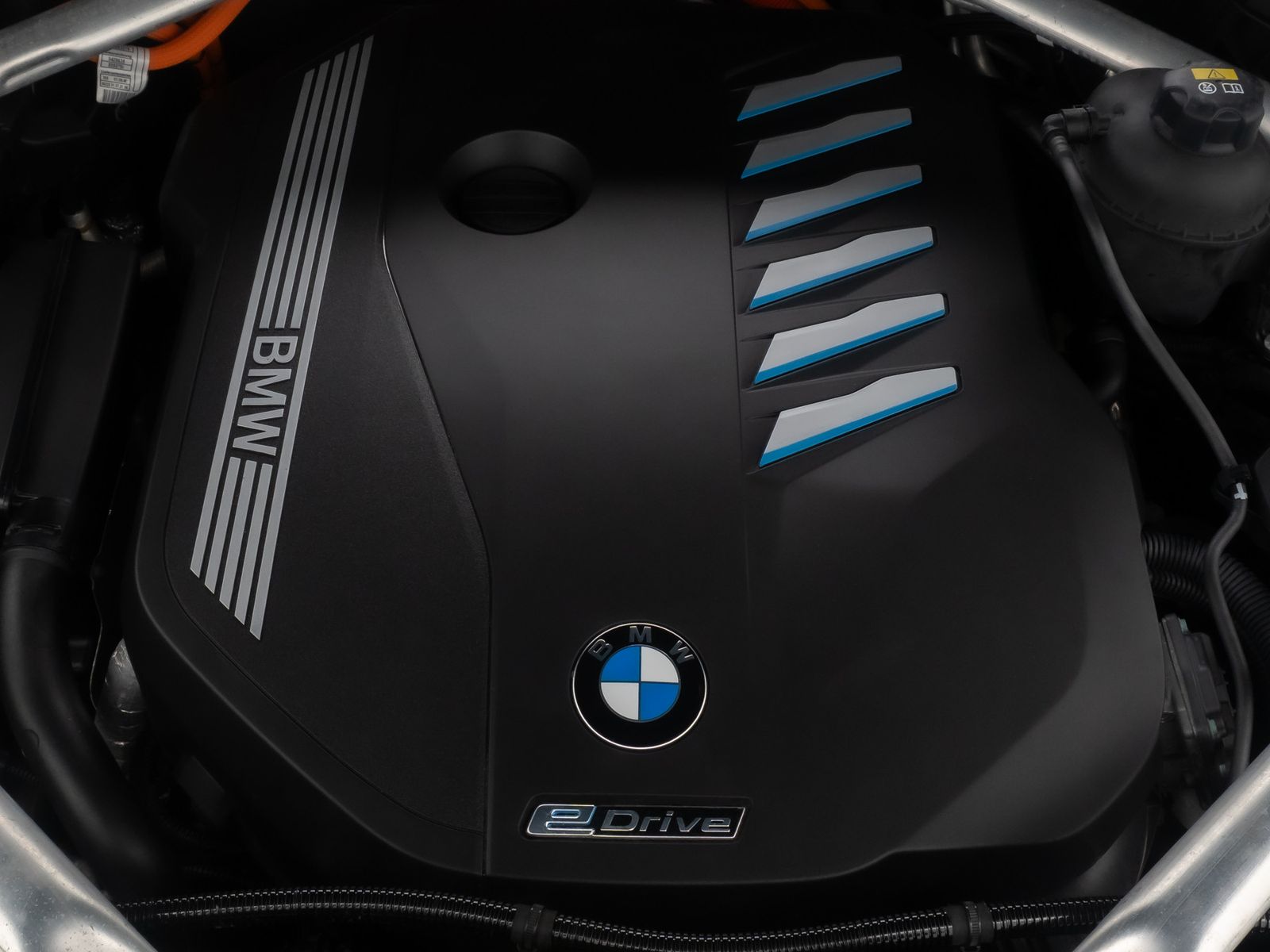 Fahrzeugabbildung BMW X5 xD45e M Sport HUD Kamera AHK Alarm DAB 21Zoll