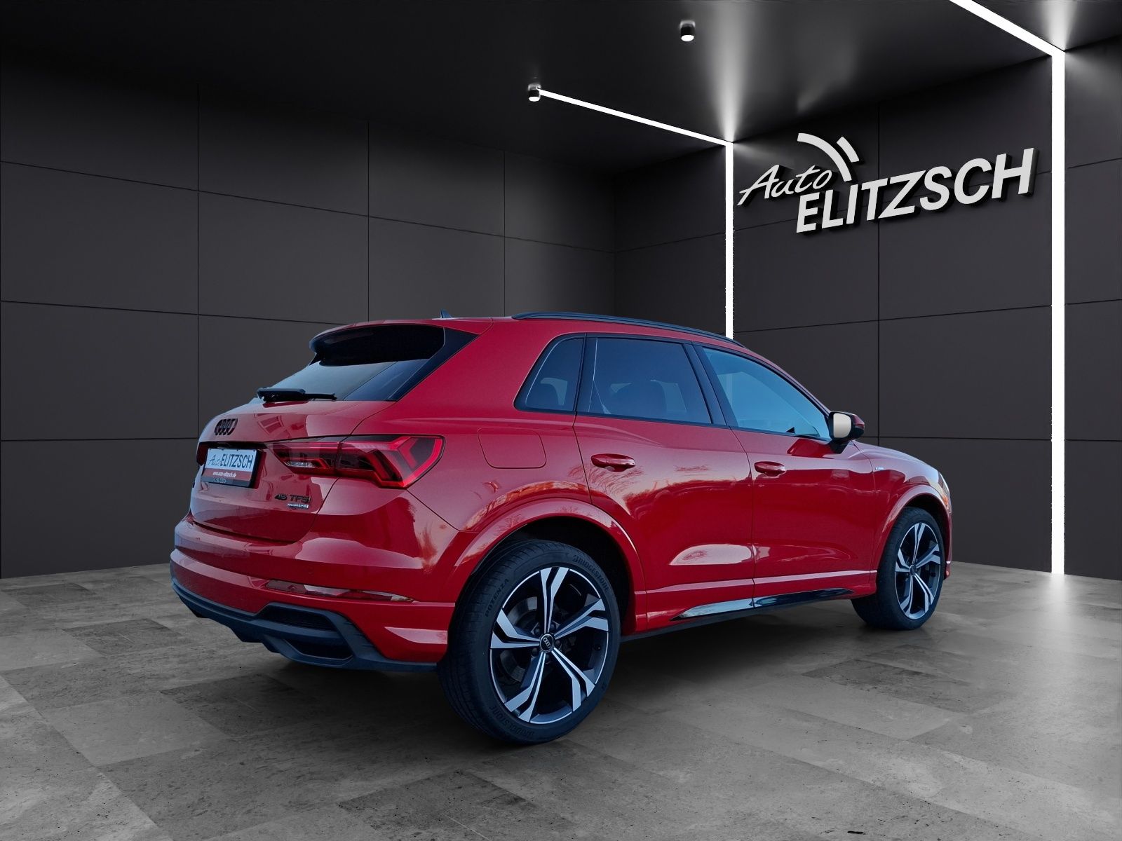 Fahrzeugabbildung Audi Q3 45 TFSI quattro S-Line S-tronic Standhzg Matr