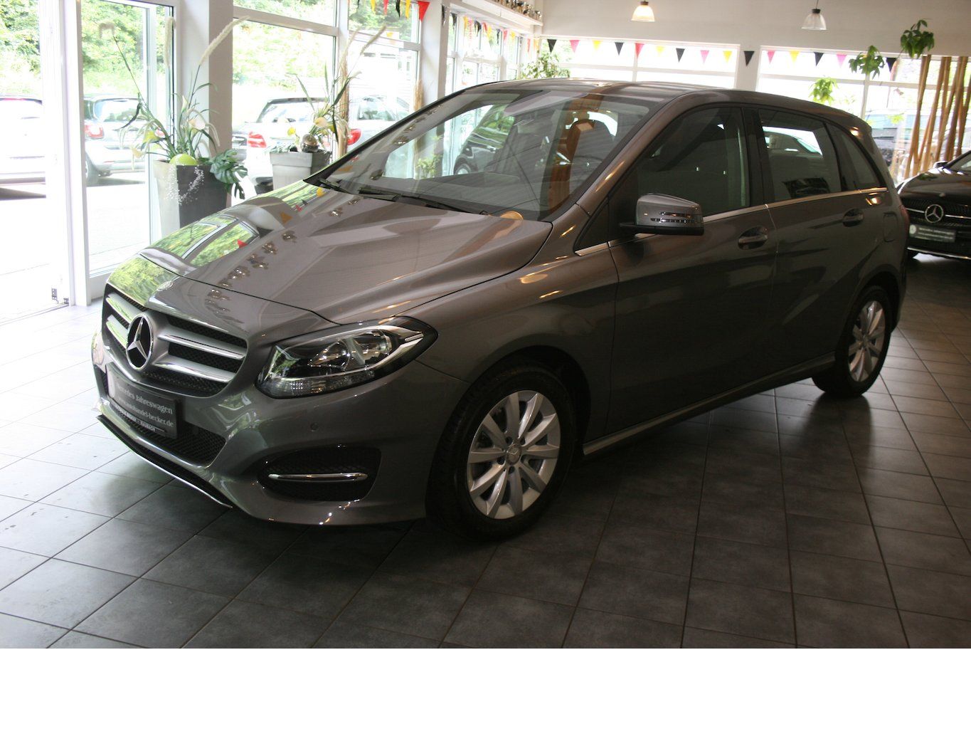 Fahrzeugabbildung Mercedes-Benz B 180 Style *Navi *Kamera+ PTS *Spiegel-Paket