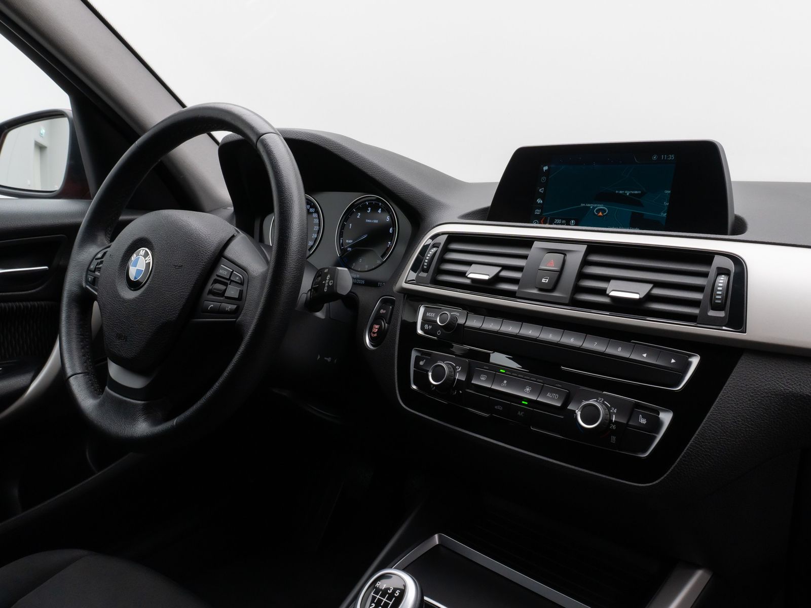 Fahrzeugabbildung BMW 118i Navi WLAN PDC Lordos LED Geschwindigkeitsr