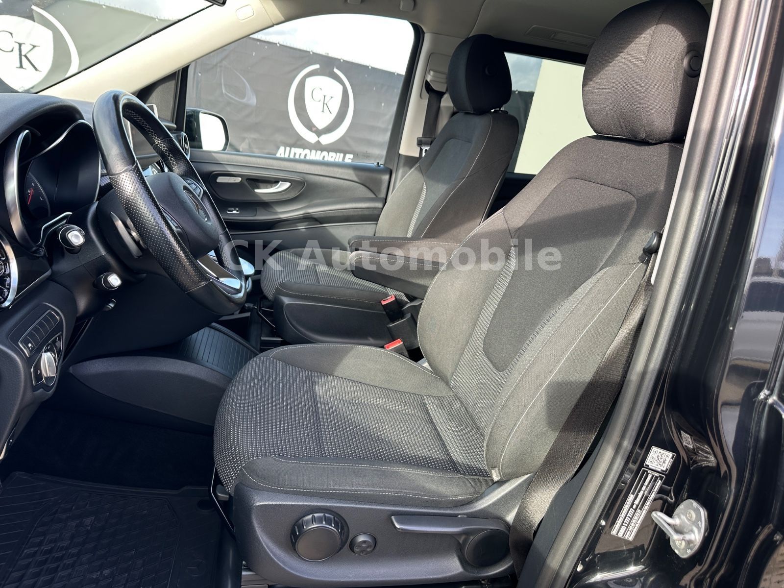 Fahrzeugabbildung Mercedes-Benz V 300d EDITION Kompakt/5 Sitze/Navi/LED/AHK