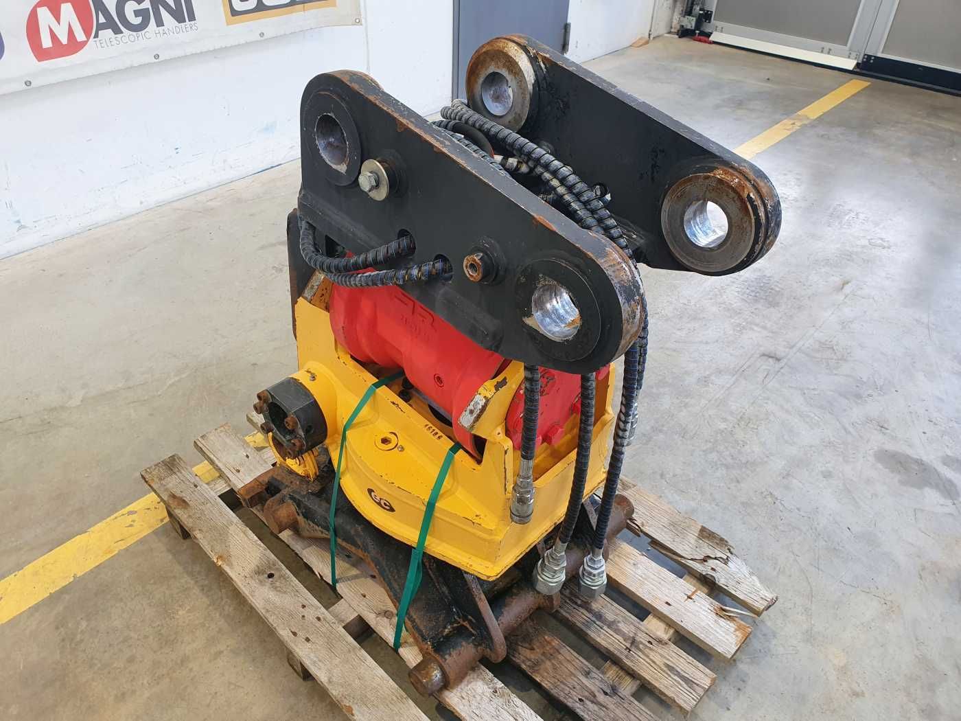 Fahrzeugabbildung Andere Rädlinger Schwenkrotator CAT M318 / CW 40 / 2016
