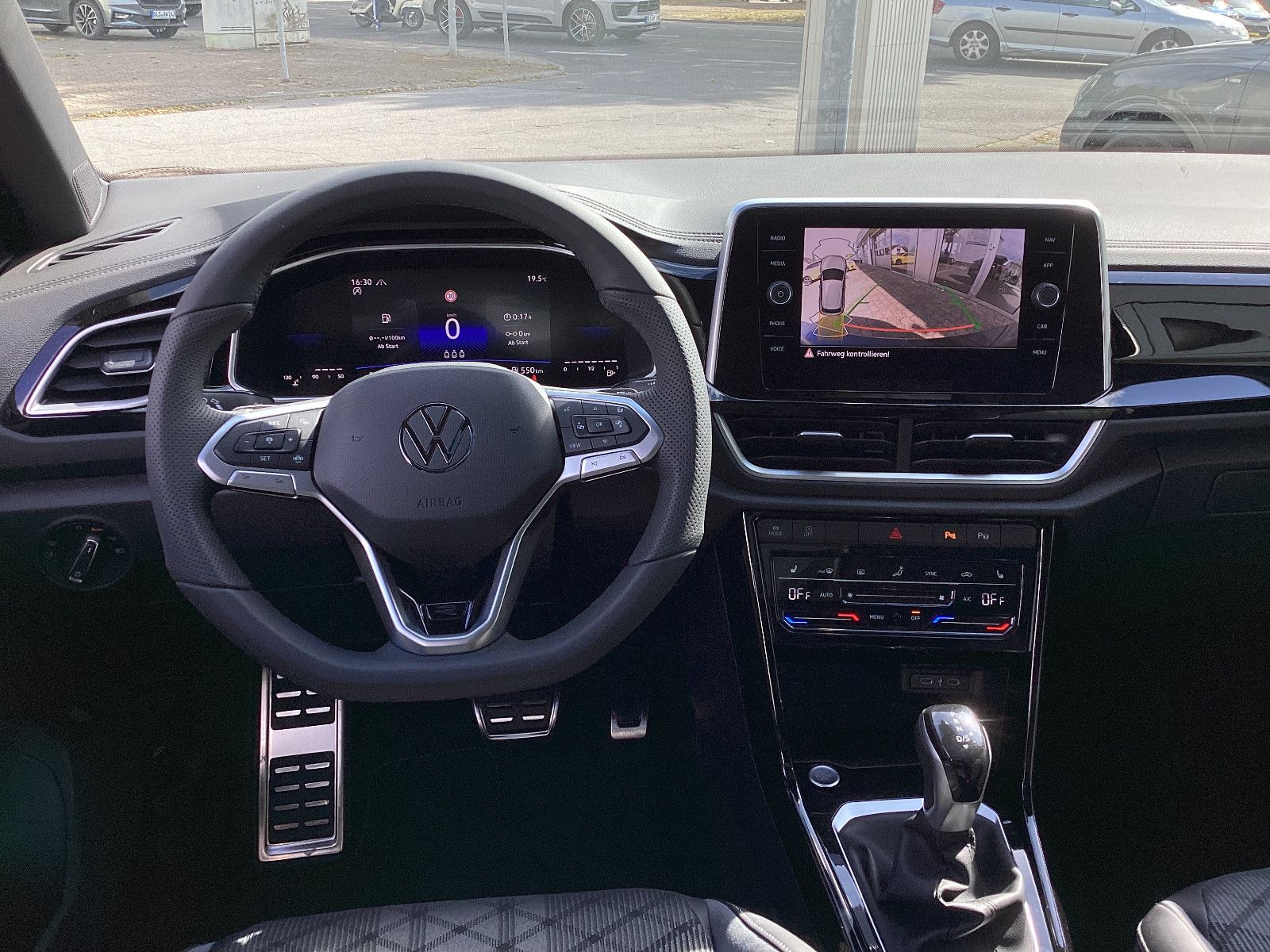 Fahrzeugabbildung Volkswagen T-Roc R-Line 1.5 TSI DSG Pano Kam LED
