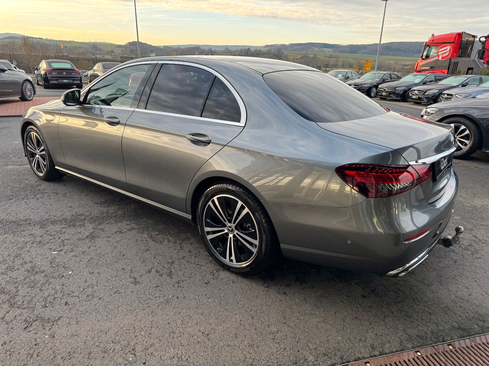 Fahrzeugabbildung Mercedes-Benz E 220d Avantgarde+Distr+Pano+AHK+MultiB+Ambiente