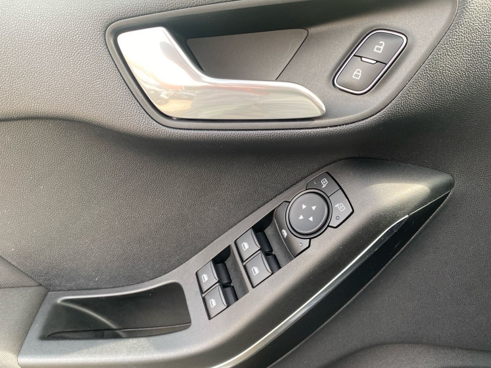 Fahrzeugabbildung Ford Fiesta 1.0 EcoBoost Hybrid Automatik ST-Line X