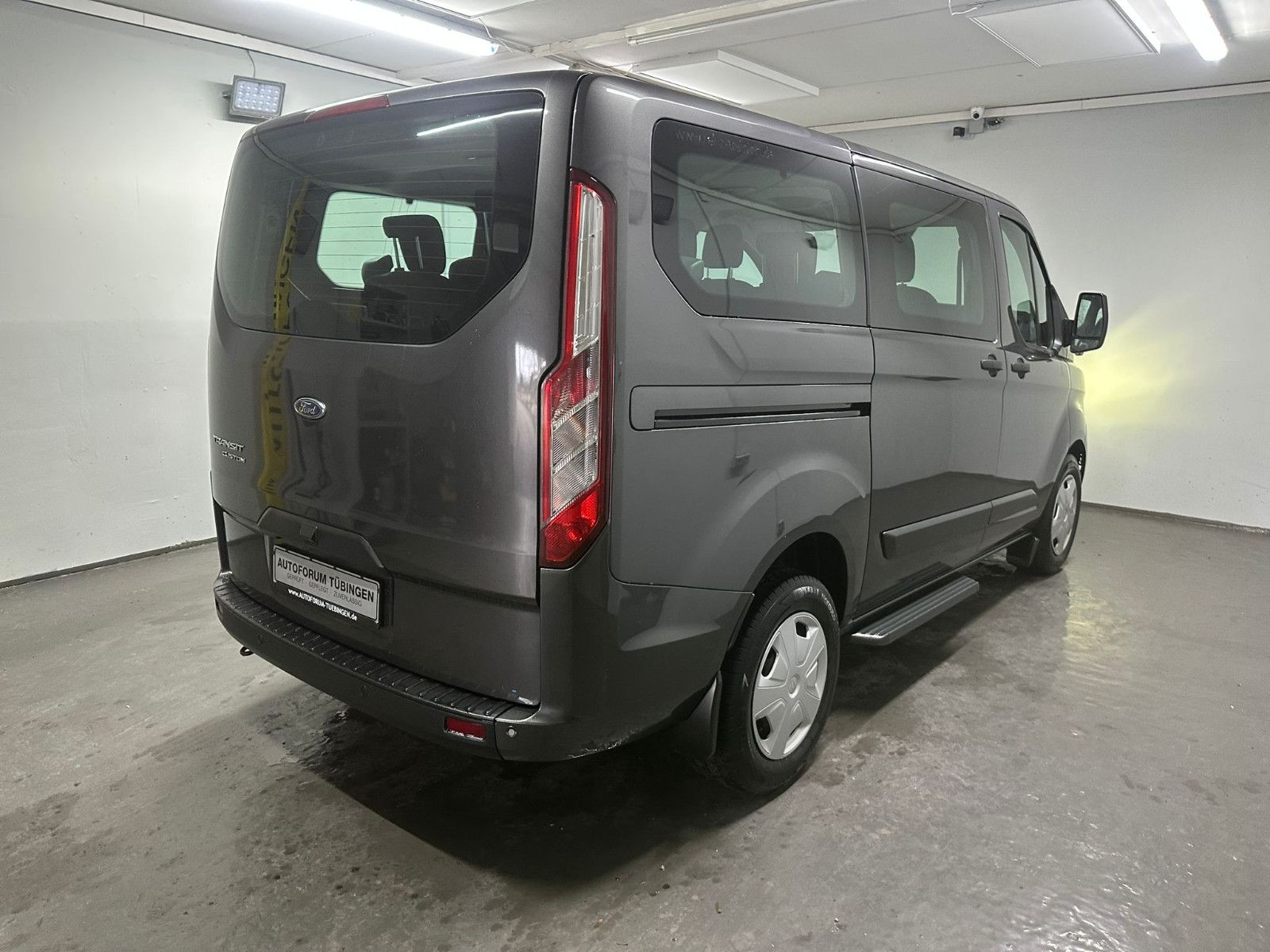 Fahrzeugabbildung Ford Transit Custom 320 L1H1*TREND*8-SITZE*NAVI*SPURH