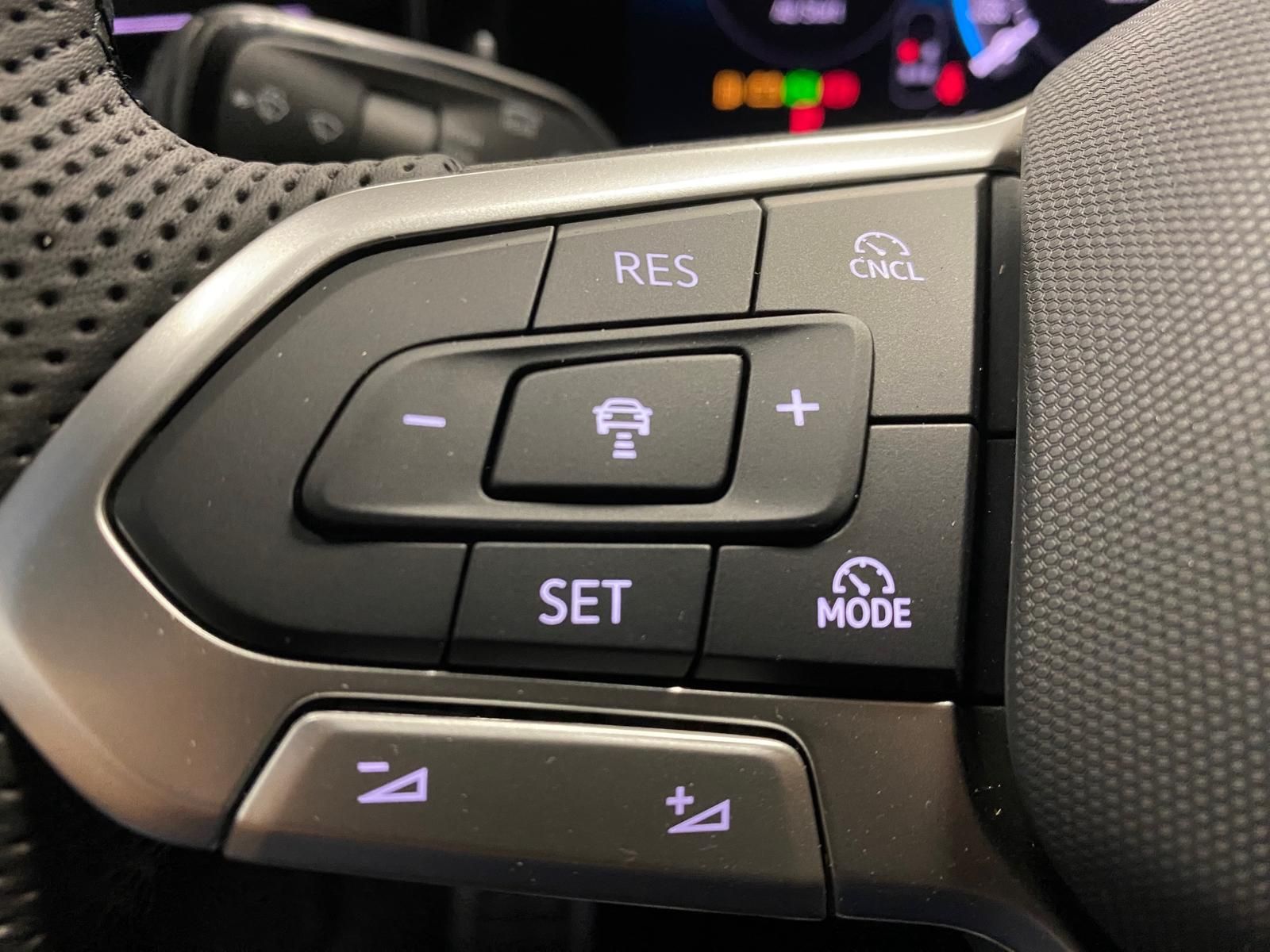 Fahrzeugabbildung Volkswagen T-Roc 1.5 eTSI R-Line NEUES MODELL AHK+ACC+KAMER