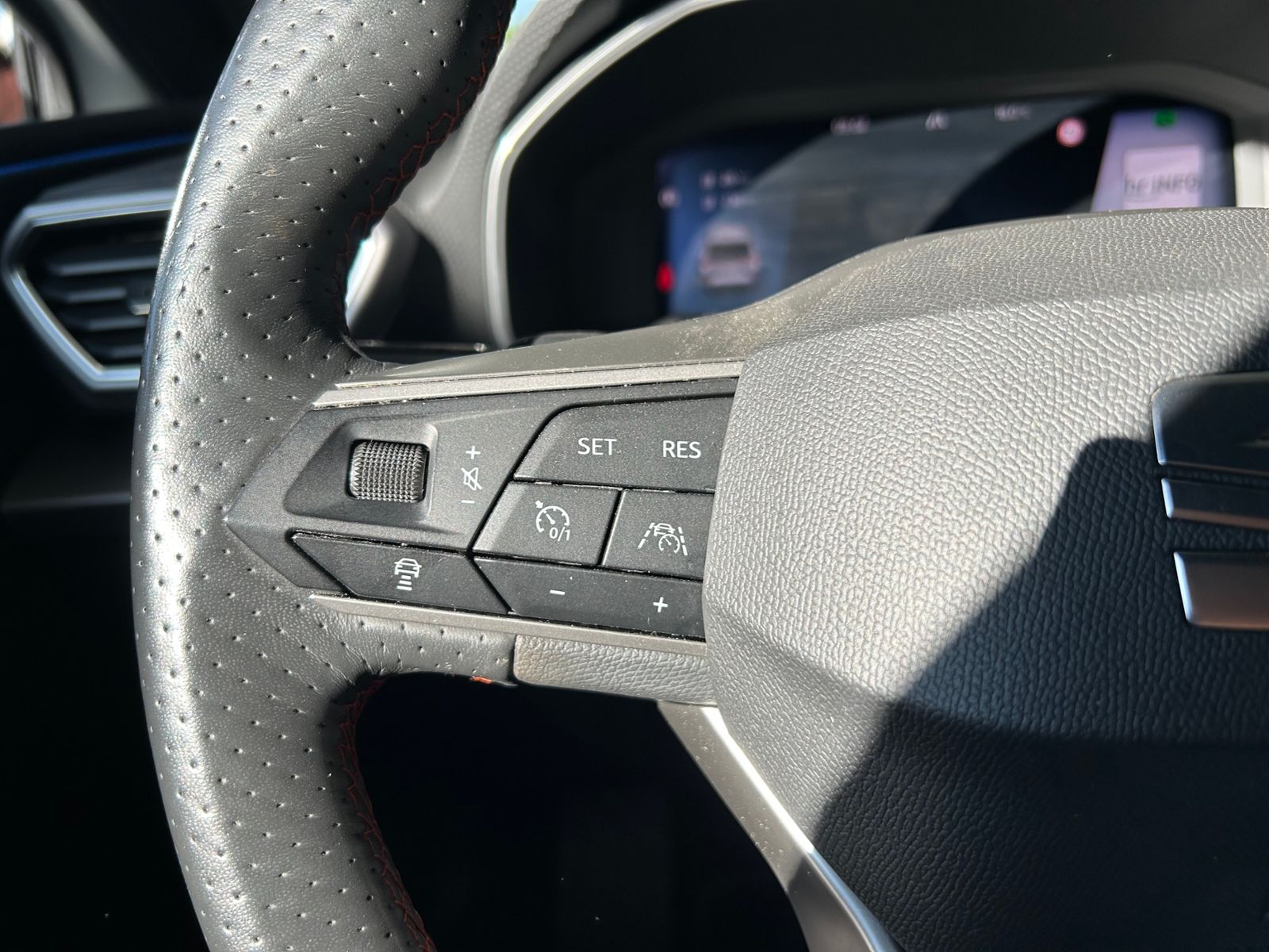 Fahrzeugabbildung SEAT Leon Sportstourer FR e-Hybrid LED NAVI ALU
