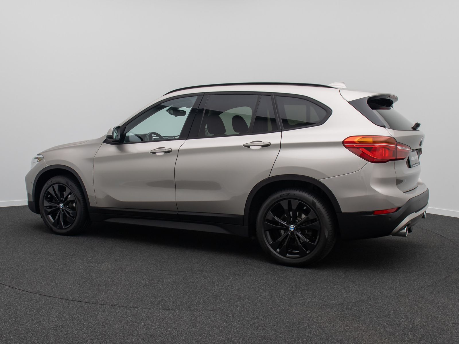 Fahrzeugabbildung BMW X1 xD18d Panorama Kamera DAB HiFi MSport Leder