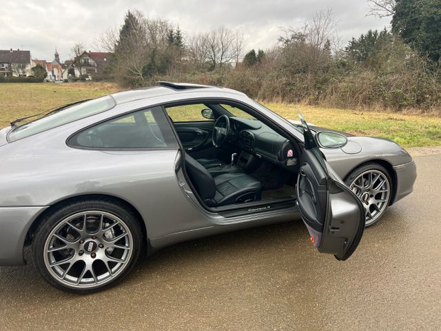 Porsche 911 Carrera 4 Coupe *DEUTSCHES FAHRZEUG*