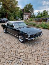 Ford Mustang Cabrio schwarz - Ford Mustang aus 1967 mit Benzin-Antrieb: Cabrio