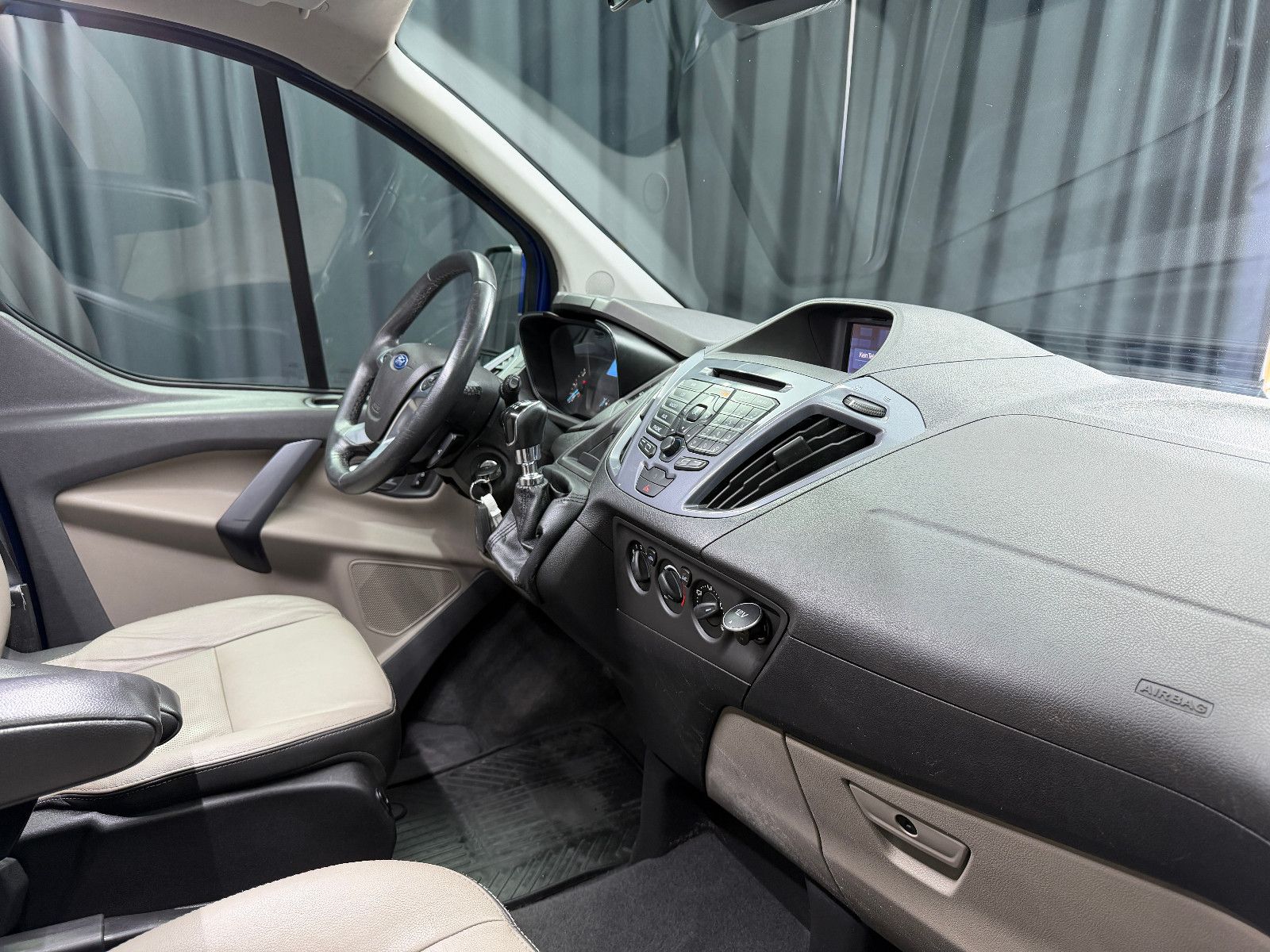 Fahrzeugabbildung Ford Tourneo Custom 300|AC|PDC|NAVI|8-SITZE
