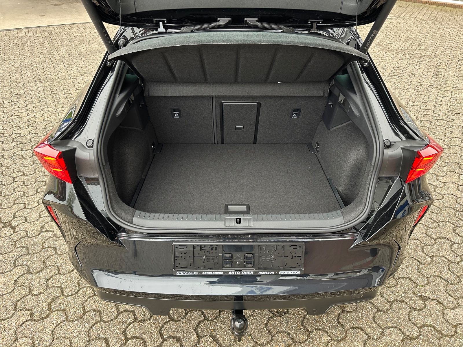 Fahrzeugabbildung CUPRA Formentor 1.5 TSI DSG Navi/AHK/ACC/LED/Shzg./17"