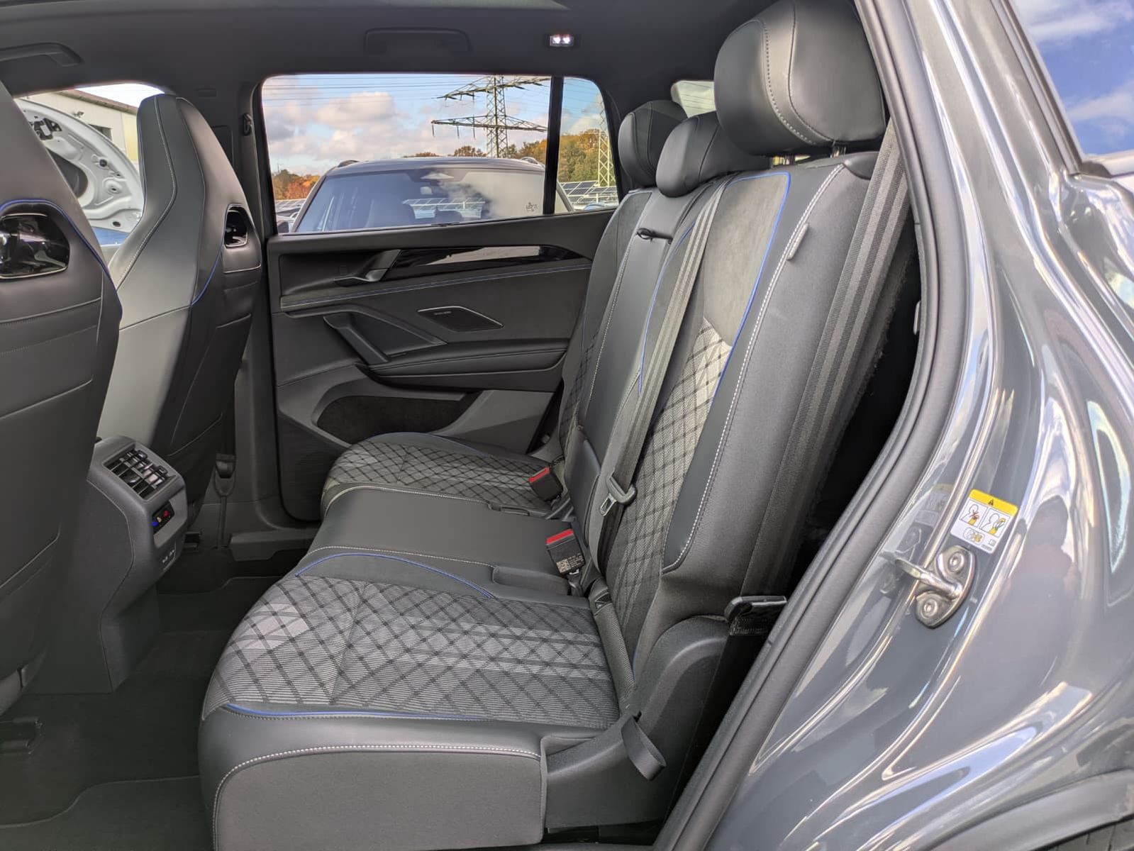 Fahrzeugabbildung Volkswagen Tayron 2.0 TDI 4M R-Line 7Si*MATRIX*AHK*PANO*HUD