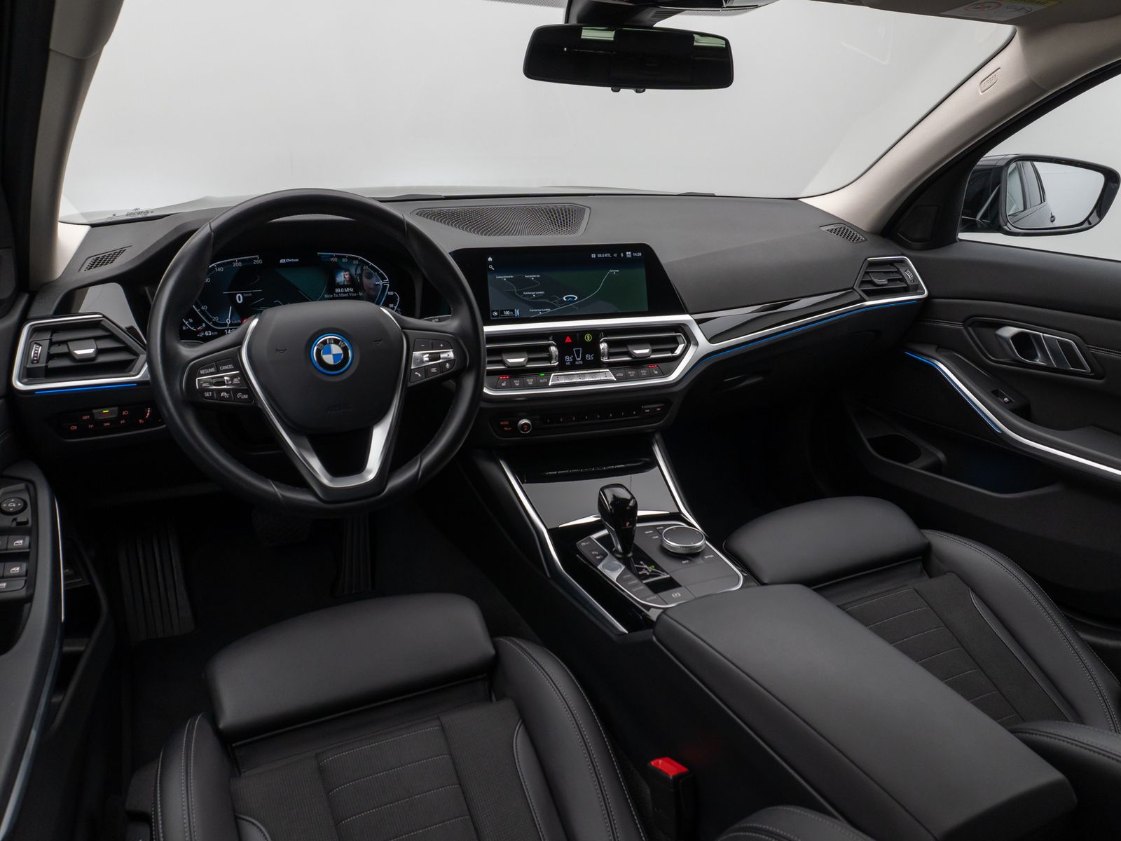Fahrzeugabbildung BMW 330e Sport Line DAB HiFi WLAN Stop&Go PDC Alarm