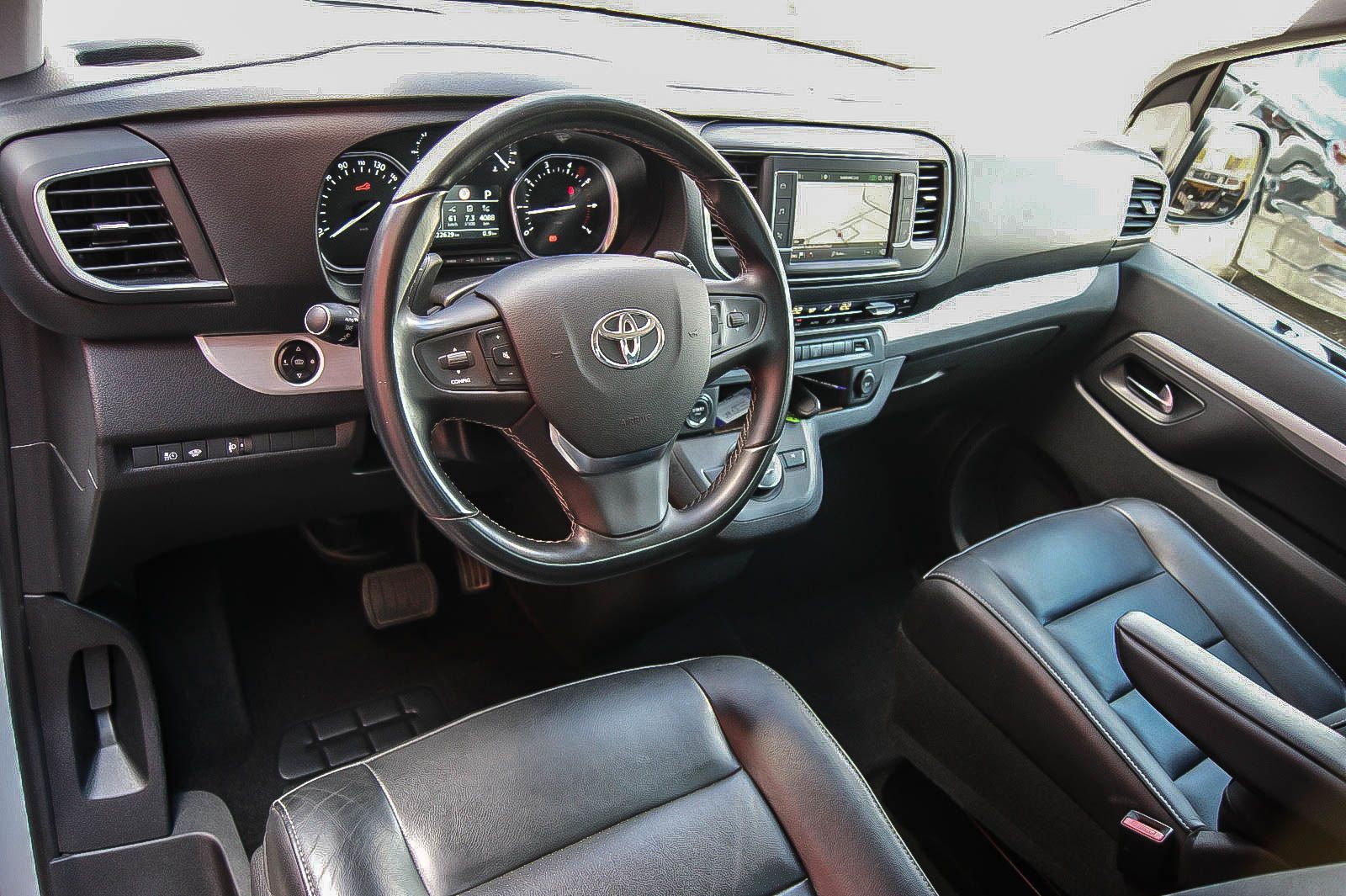 Fahrzeugabbildung Toyota Proace Verso 2.0 D-4D L1 Executive HEADUP 7SITZE