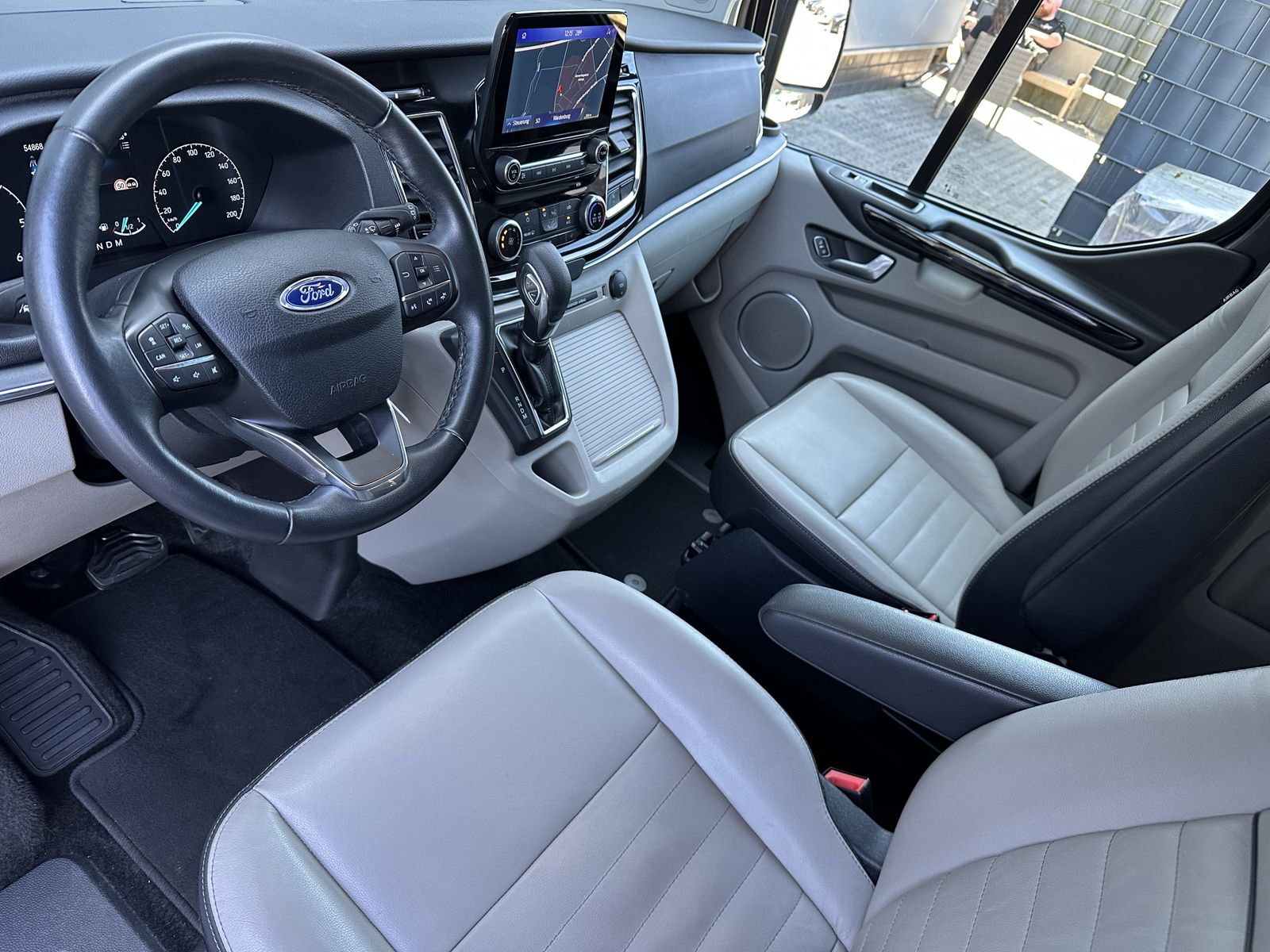 Fahrzeugabbildung Ford Tourneo Custom 320 L2H1 Titanium NAV+XEN+KAMERA