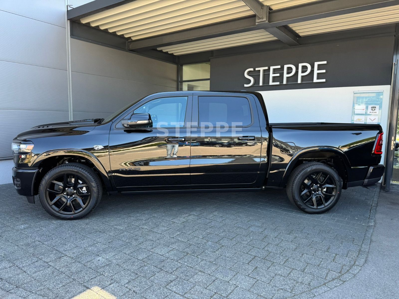 Dodge 2026 RAM 1500 5,7LV8 Night Safety Tech. AHK 22"
