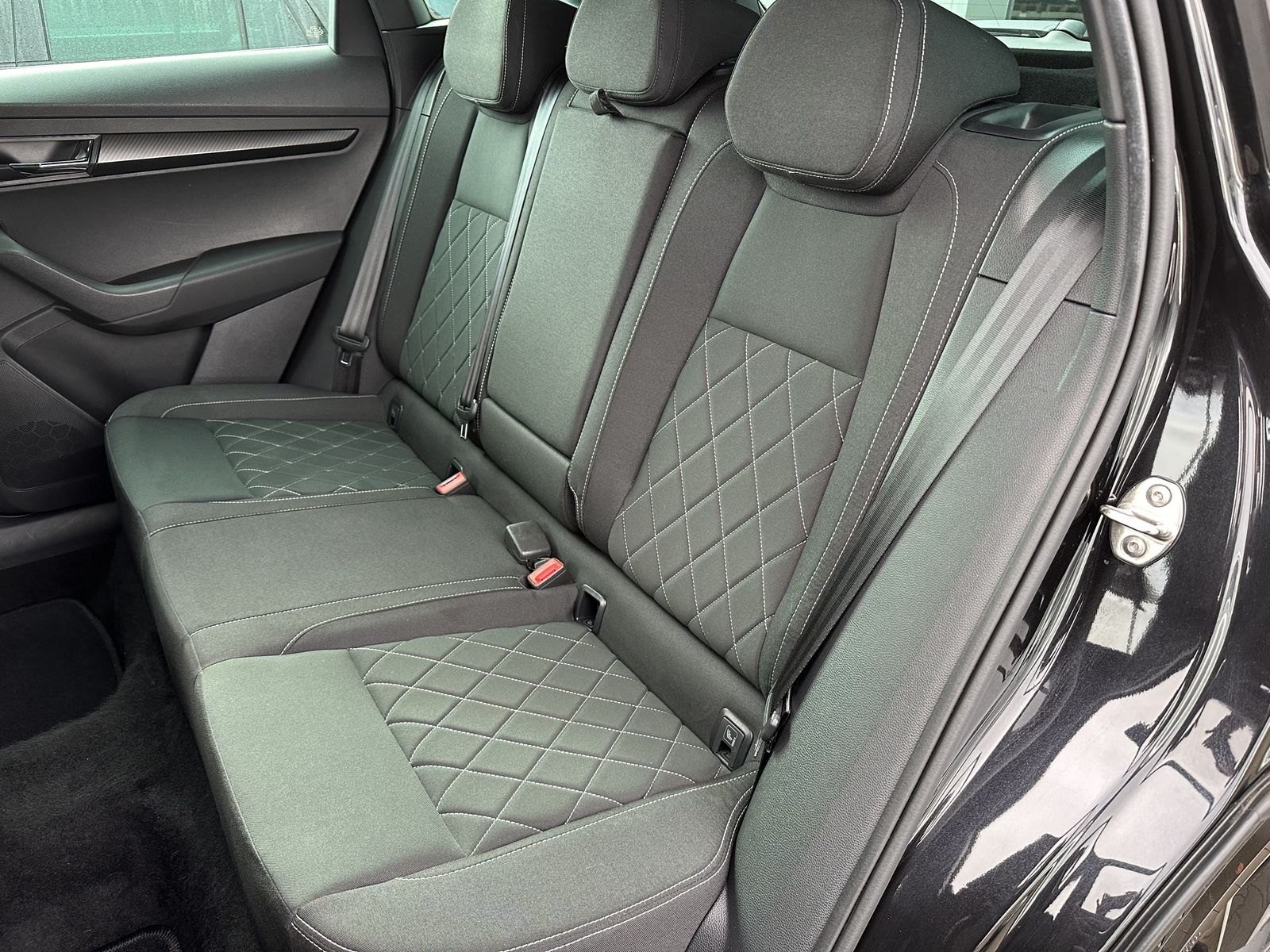 Fahrzeugabbildung SKODA Karoq 2.0 TDI DSG 4x4 Sportline NAV+LED+ACC+KAM