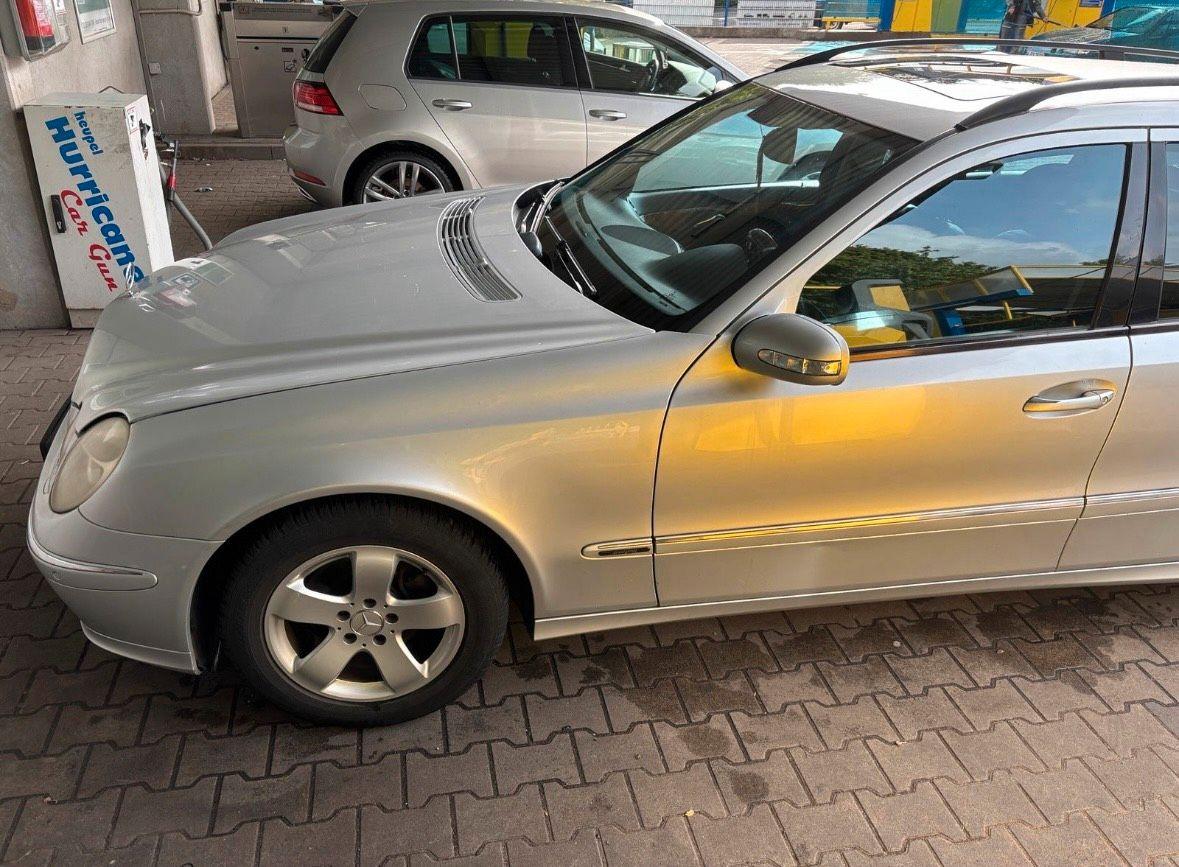 Mercedes-Benz E280 2005 — rear view