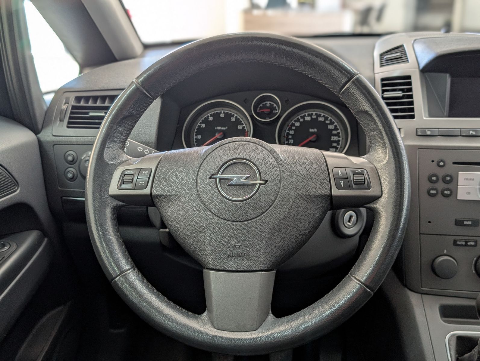 Fahrzeugabbildung Opel Zafira 2.2 Cosmo PANO 7S EURO4 GRÜN PLAK