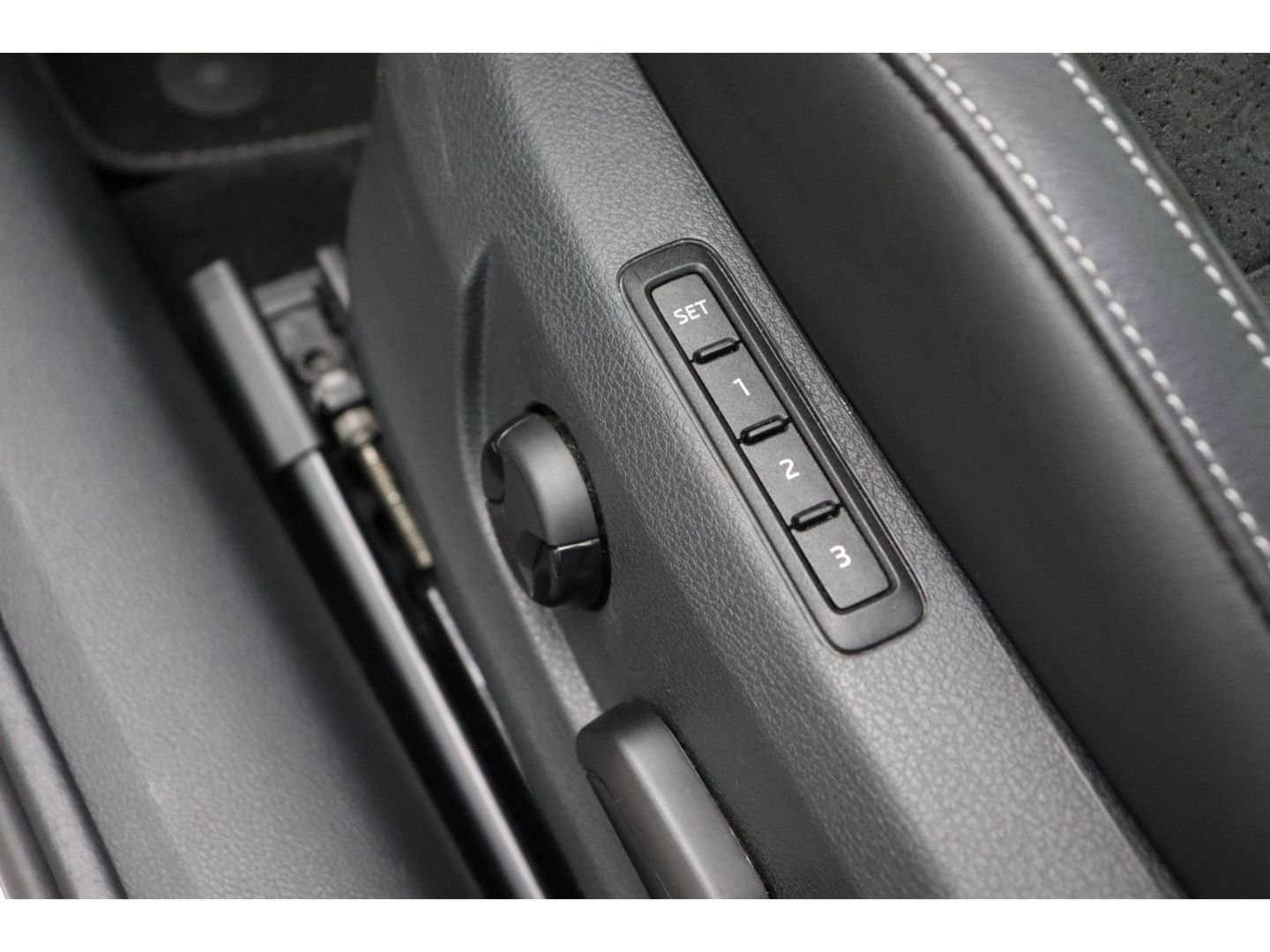 Fahrzeugabbildung SKODA Superb Combi SportLine 4x4 Digi Cockpit 360 Kame