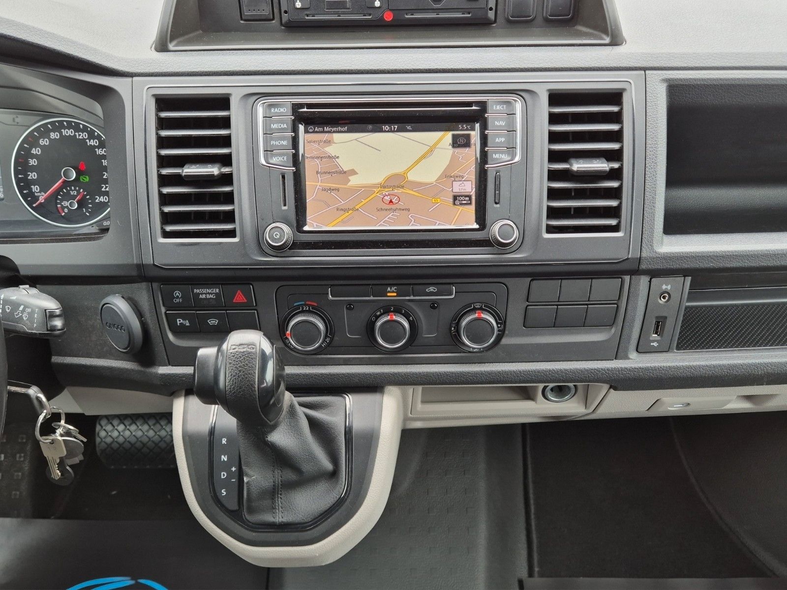 Fahrzeugabbildung Volkswagen T6 TRANSPORTER 2.0 TDI LR DSG NAVI KAM AHK ALLWE
