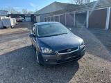 Ford FOCUS SPORT-KLIMATRONIC-SITZHZ-ALU-EURO 4 - Ford Focus aus 2007 mit Benzin-Antrieb: Limousine