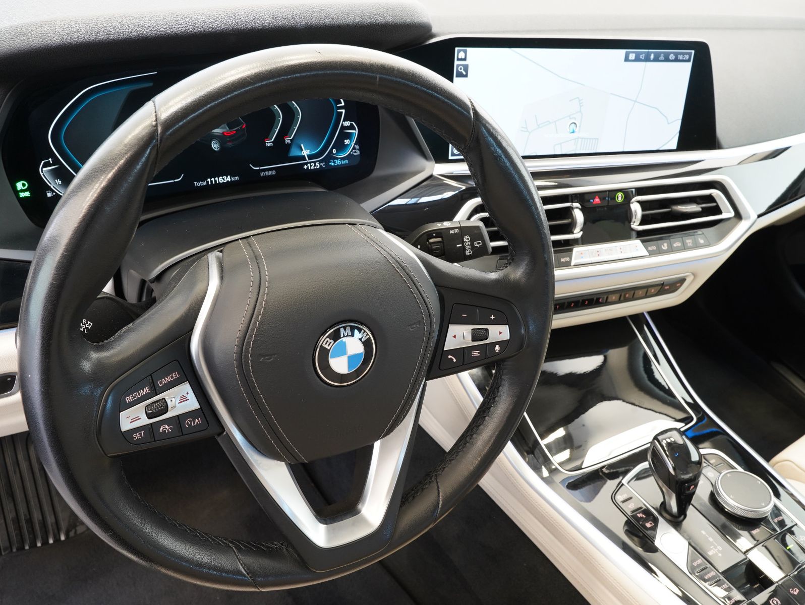 Fahrzeugabbildung BMW X5 xDrive 45 e INDIVIDUAL/MERINO/GESTIK/360°/AHK