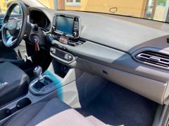 Fahrzeugabbildung Hyundai i30 1.0 AAC KAMERA SHZ ALLWETTER CARPLAY ALU