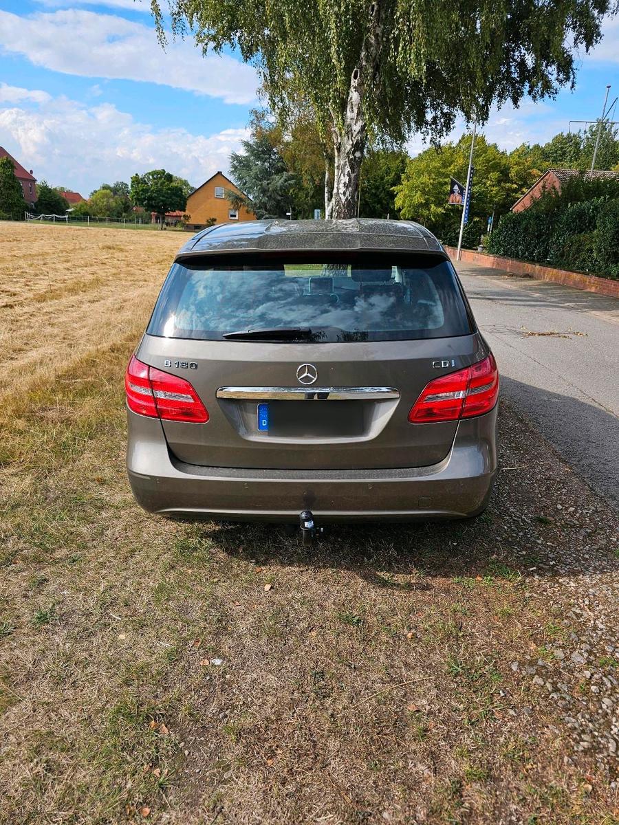 Mercedes-Benz B180 2012 — photo 7